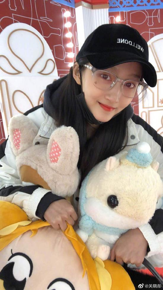 關(guān)曉彤抓娃娃技能滿分 懷抱毛絨玩偶滿滿少女心